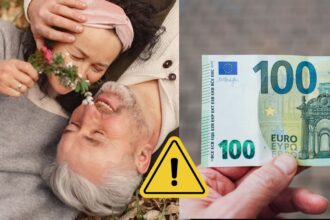 Na fotke je zamilovaný starší pár a vedla nich je euro bankovka v ruke