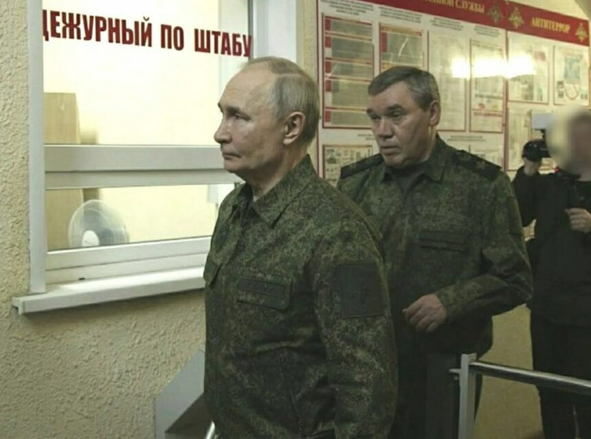 Putin v uniforme