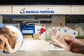 pobocka socialnej poistovne, eurobankovka v ruke, smutna zena